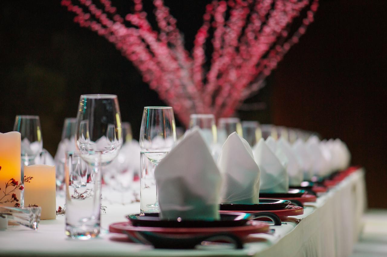 The Emperor Tiananmen Beijing Otel Dış mekan fotoğraf A table set for a formal dinner