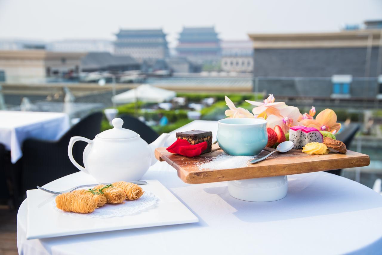The Emperor Tiananmen Beijing Otel Dış mekan fotoğraf Afternoon tea at the rooftop bar