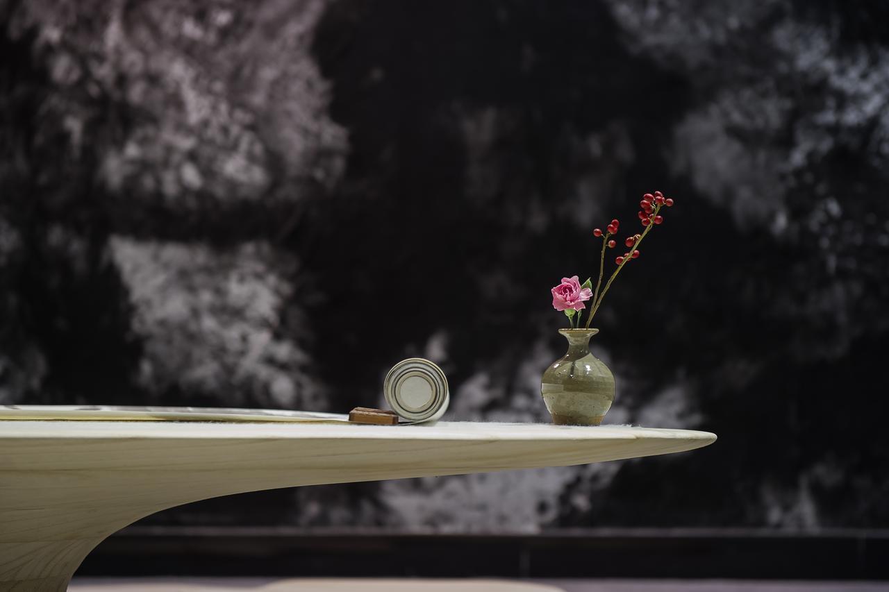 The Emperor Tiananmen Beijing Otel Dış mekan fotoğraf A table with a vase of flowers