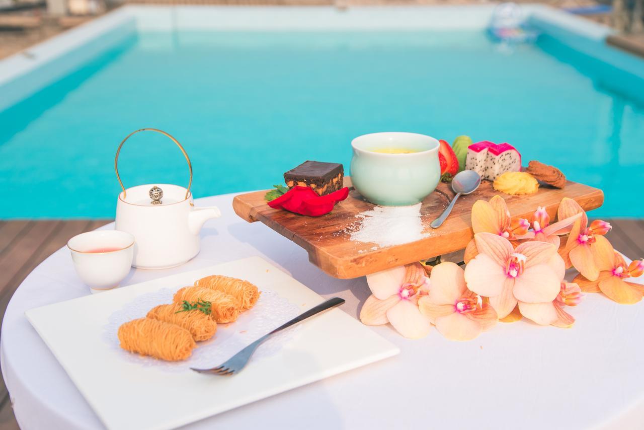 The Emperor Tiananmen Beijing Otel Dış mekan fotoğraf Poolside High Tea at The Cape