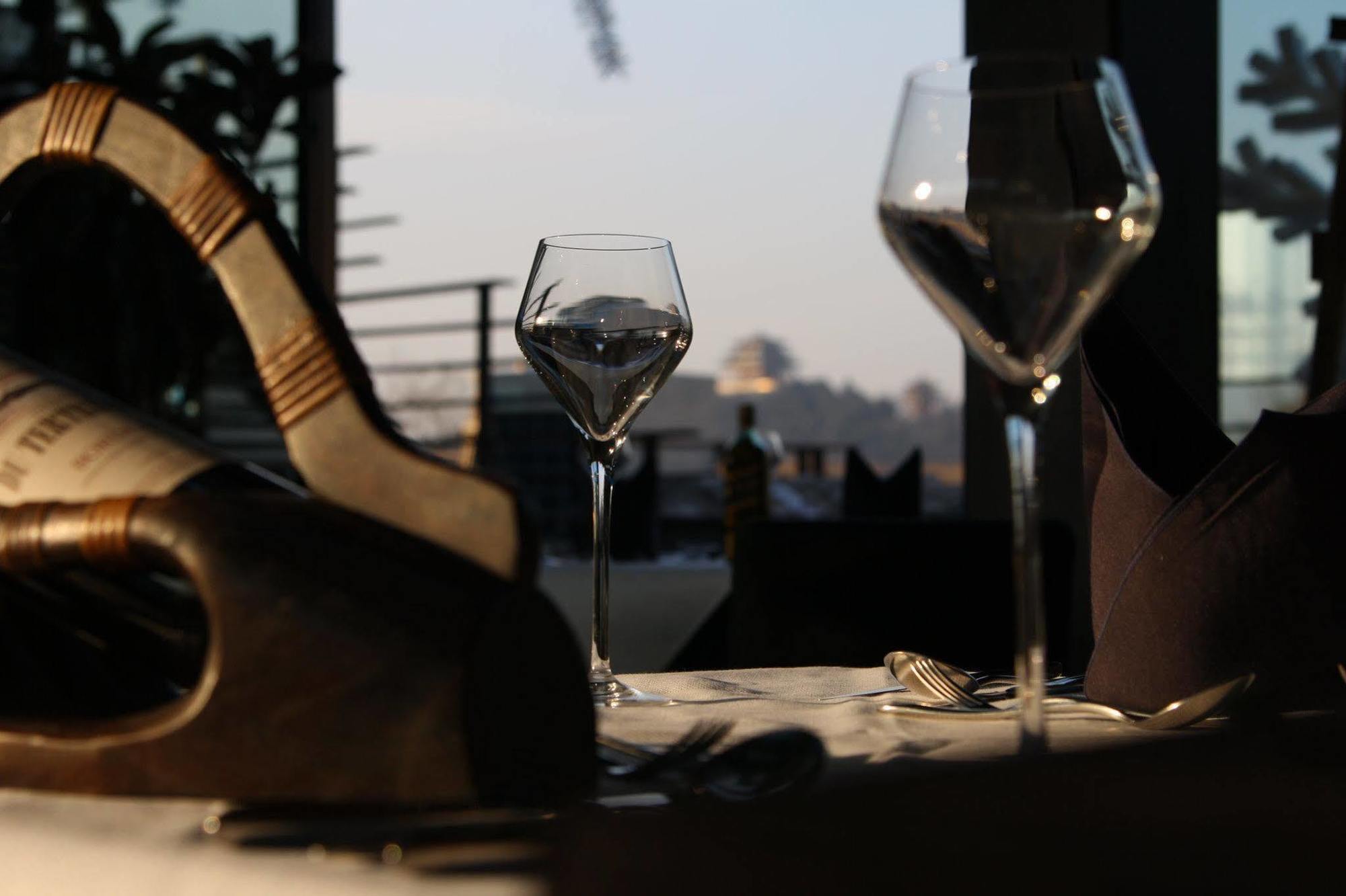 The Emperor Tiananmen Beijing Otel Dış mekan fotoğraf Wine glasses